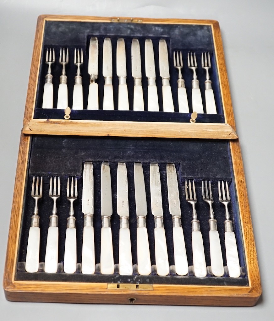 A cased set of twelve pairs of mother of pearl handled silver dessert eaters, John Sanderson, Sheffield, 1914, box a.f.